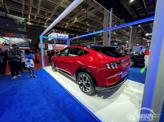 福特展台C位竟然不是电动野马，而是十年前面世的轿跑SUV？