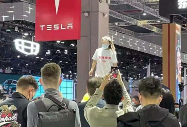  突发｜特斯拉女车主今早释放，白岩松“五问”特斯拉维权事件 