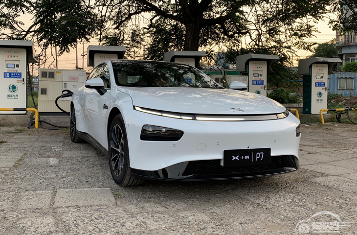 顶配都是33.99万！小鹏P7对比Model 3，一个偏家用、一个偏动力