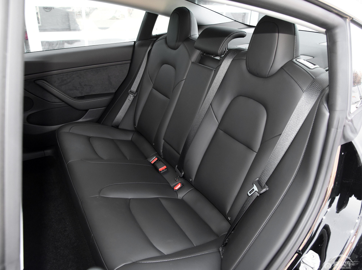 顶配都是33.99万！小鹏P7对比Model 3，一个偏家用、一个偏动力