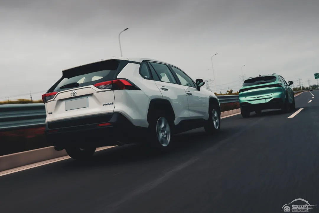 20岁小伙该选谁？东风风行T5 EVO和一汽丰田RAV4一决高下！
