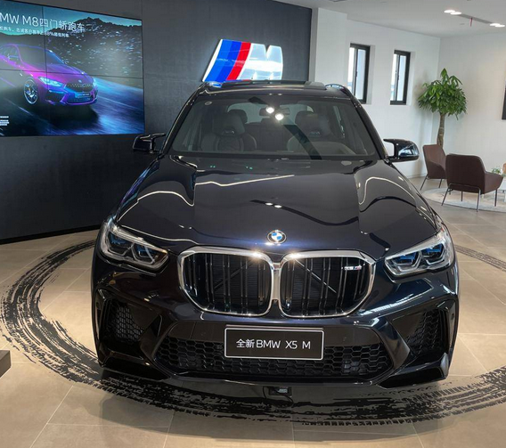  百万级高性能SUV，选它还是保时捷？到店实拍全新宝马X5 M 