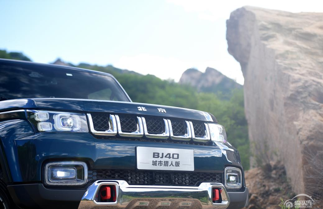 硬派越野军团破圈出击，BJ40“能文能武”，普拉多也不香了