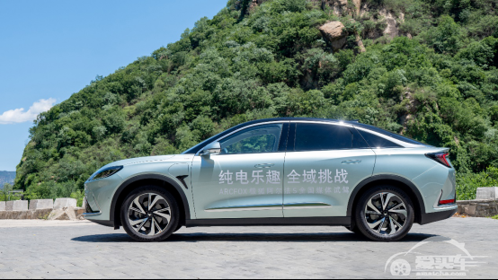 极狐阿尔法S：电动车内卷时代，凭借行驶品质感破圈