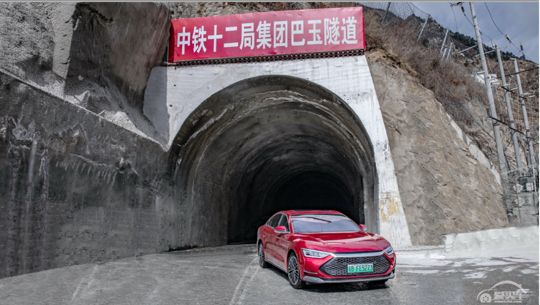 两度播报|比亚迪汽车探访川藏铁路拉林段，致敬为国开路者