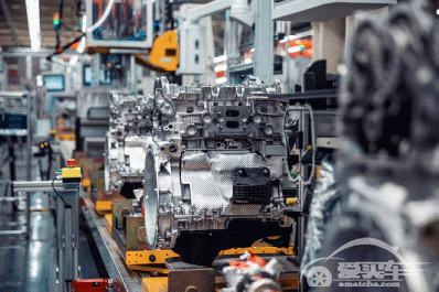 国产全新梅赛德斯-奔驰长轴距C级车与国产梅赛德斯-奔驰M254发动机双双下线