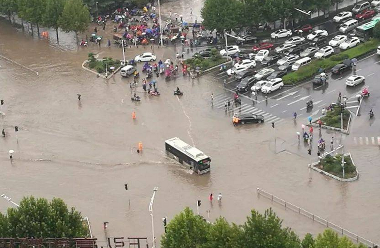  暴雨肆虐，“烟花”来袭，还请收好这份台风、暴雨天气用车指南 