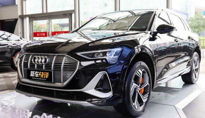  比进口版便宜10万多 续航提升到500km 实拍一汽-大众奥迪e-tron 