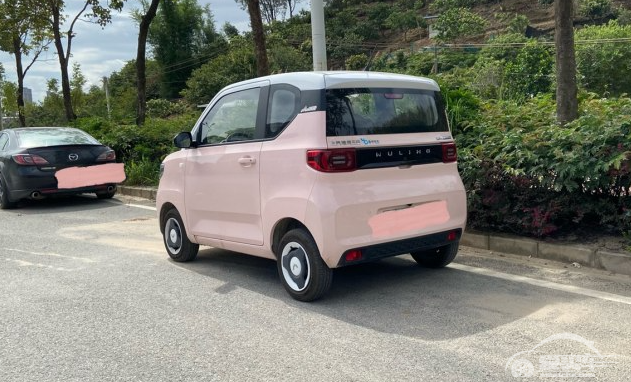 3万多选了一台五菱代步车，漂亮又实用，不用加油，5分钱一公里