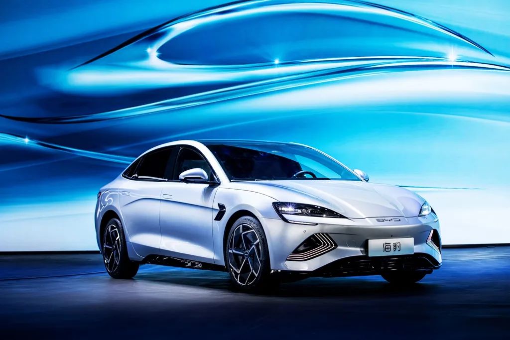  来自比亚迪的暴击！首搭CTB技术，海豹力战Model 3 