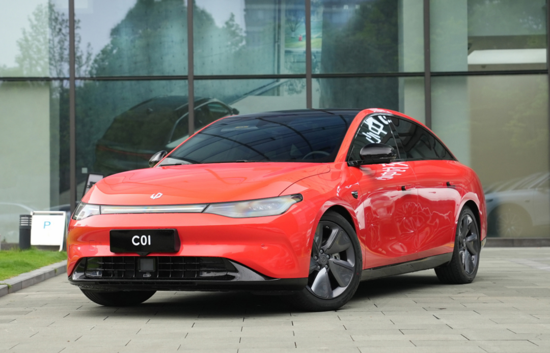  零跑C01对比比亚迪汉EV，黑马新秀与销量顶流的实力较量 