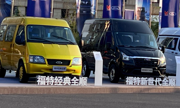 轻客品牌哪个好？58年传承与进化，福特全顺T8重塑轻客新标准