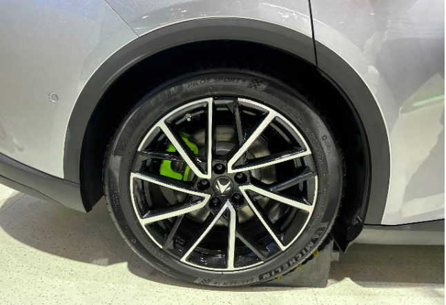 定位高性能纯电轿车，极狐阿尔法S5把百万级豪车的价格打下来？