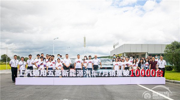 因“人民代步车”而感动 五菱引领新能源出行“小”时代