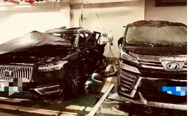 突发！沃尔沃XC90插混车凌晨起火，新能源汽车安
