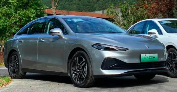 试驾丨体验荣威D7 DMH/EV，比Model 3更大更豪华还更